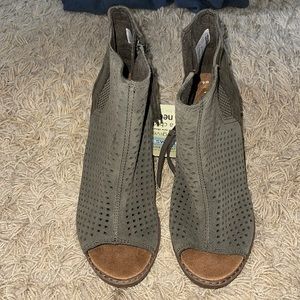 BRAND NEW toms Majorca peep toe